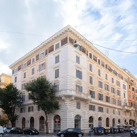Colosseum Holidays - Three-bedroom Apartment *