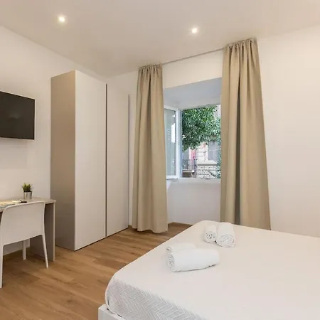 Colosseum Holidays - Three-bedroom Apartment Rome