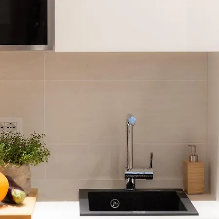 Colosseum Holidays - Three-bedroom Apartment *