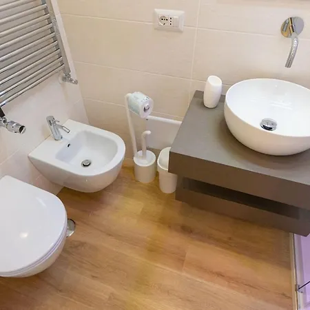 Colosseum Holidays - Three-bedroom Rome