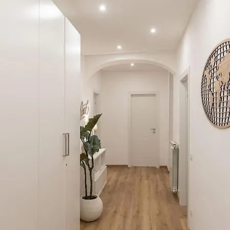 Colosseum Holidays - Three-bedroom * Rome