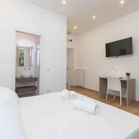 Colosseum Holidays - Three-bedroom Apartment *