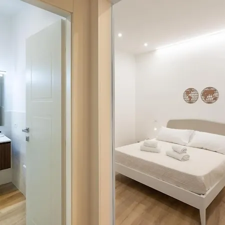 Colosseum Holidays - Three-bedroom Apartment Rome