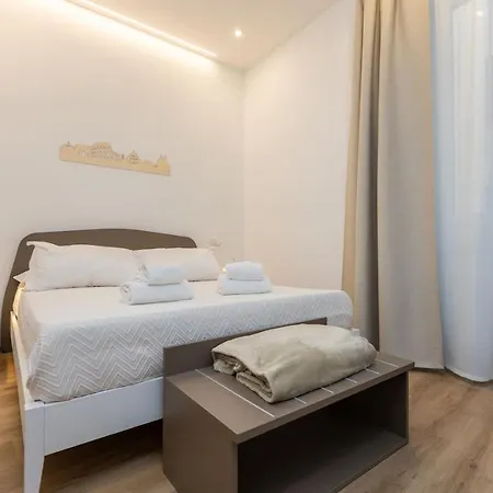 Colosseum Holidays - Three-bedroom Rome