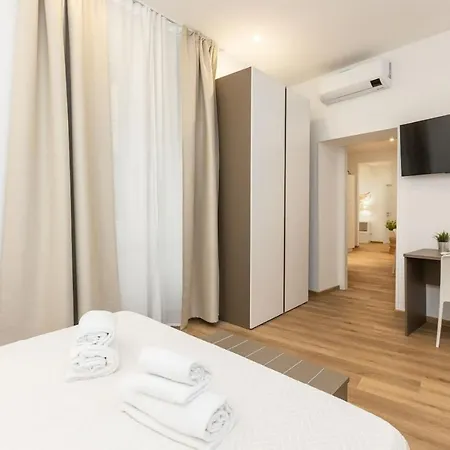 Colosseum Holidays - Three-bedroom * Rome