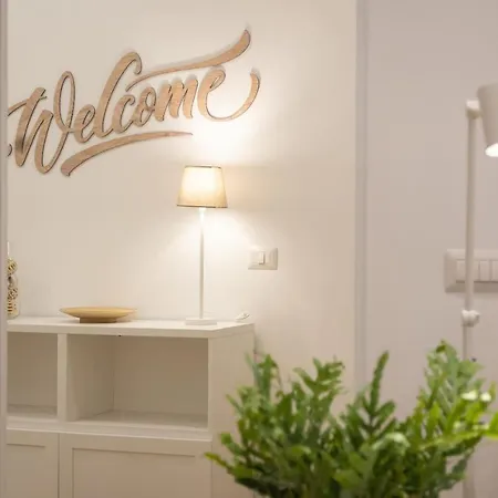 Colosseum Holidays - Three-bedroom Apartment *