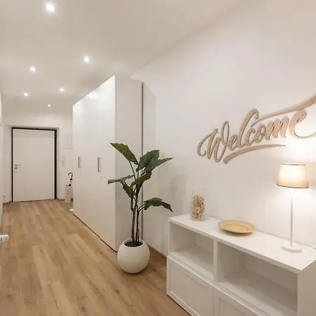 Colosseum Holidays - Three-bedroom Apartment Rome