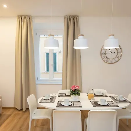 Colosseum Holidays - Three-bedroom Apartment *